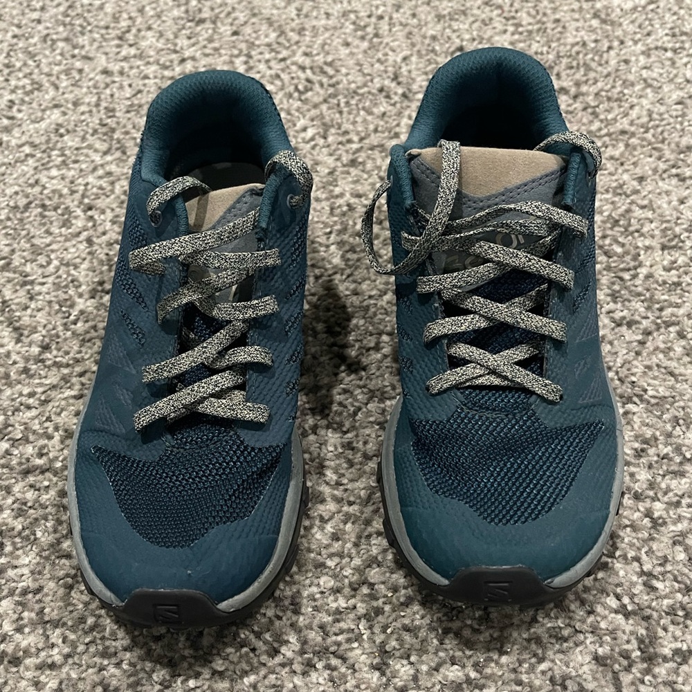 Mens Size 7 Salomon hiking shoe